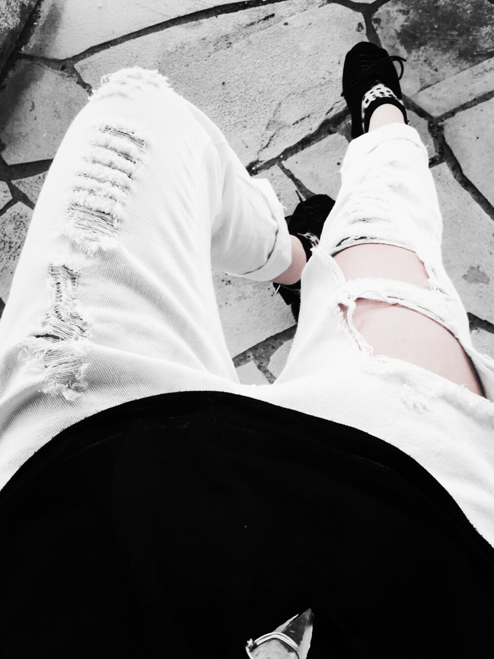 「damage jeans、white pants、high heels、大人カジュアル、ゆるコーデ、デニム、白パンツ、EMODA、WEGO」｜「EMODAのアイテム（Tシャツ/カットソー、ブラック系）」を使った、HANオミさん（レディース・151cm）の夏コーディネートの1枚目の写真