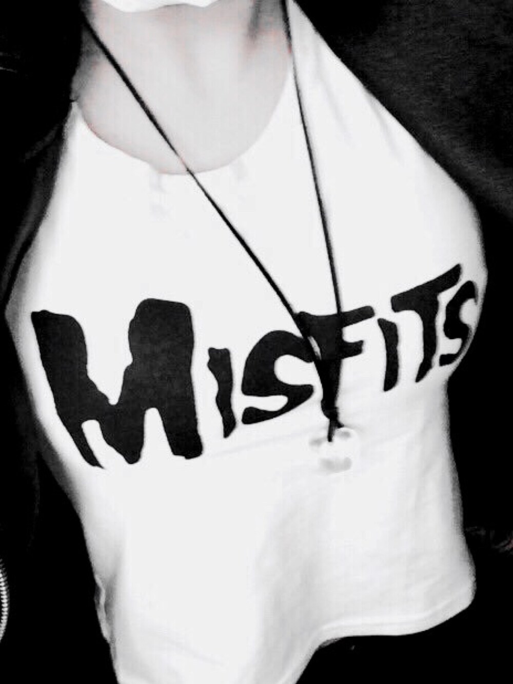 「夏、休日スタイル、ミスフィッツ、misfits、エモ、ゴシック、ロック、90’s、モノトーン、黒白コーデ」｜「KILLSTARのアイテム（Tシャツ/カットソー、ホワイト系）」を使った、HANオミさん（レディース・151cm）の夏コーディネートの1枚目の写真