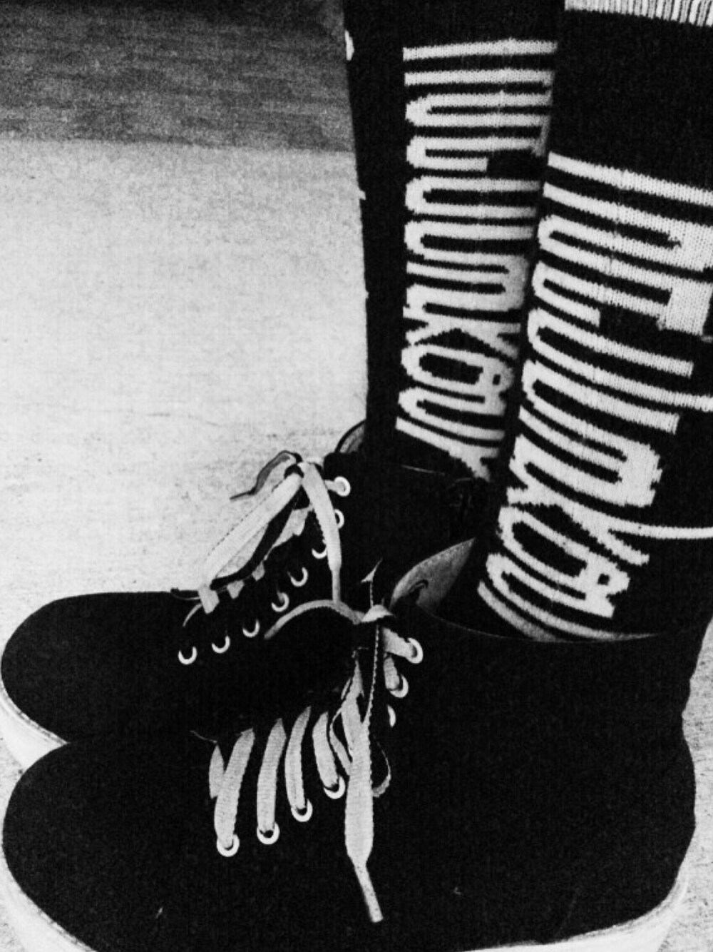 「fashion、black and white、cross、belt、emo、rock、monotone、STYLE、mine、simple」｜「no brandのアイテム（ソックス/靴下、ブラック系）」を使った、HANオミさん（レディース・151cm）の夏コーディネートの1枚目の写真