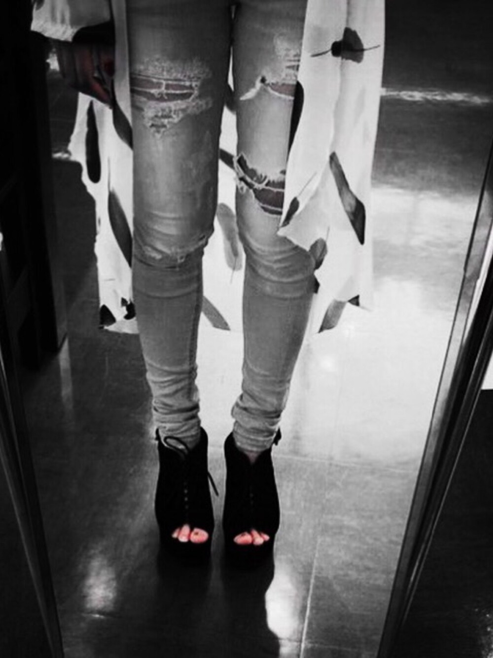 「summer、outfit、denim、casual、black and white、EMODA、longcardigan、ロングカーディガン、モノトーンコーデ、デニム」｜「no brandのアイテム（ジャケット/アウター、ホワイト系）」を使った、HANオミさん（レディース・151cm）の夏コーディネートの1枚目の写真