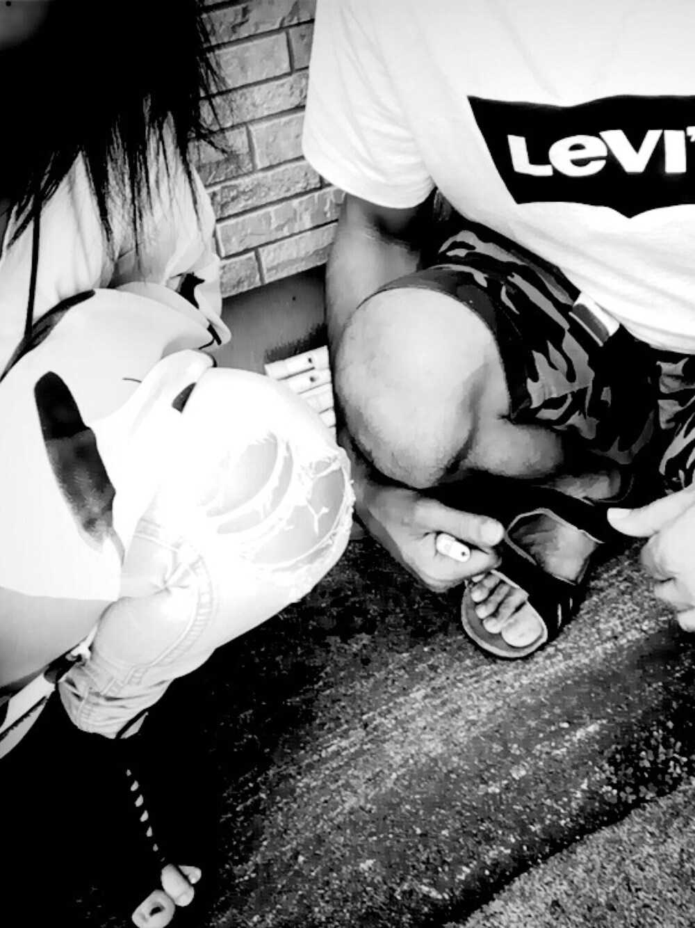 「summer、夏、Levi's、エモダ、ファッション、おやこーで。、outfit、カジュアルコーデ、モノトーンコーデ、black and white」｜「Levi'sのアイテム（Tシャツ/カットソー、ホワイト系）」を使った、HANオミさん（レディース・151cm）の夏コーディネートの1枚目の写真