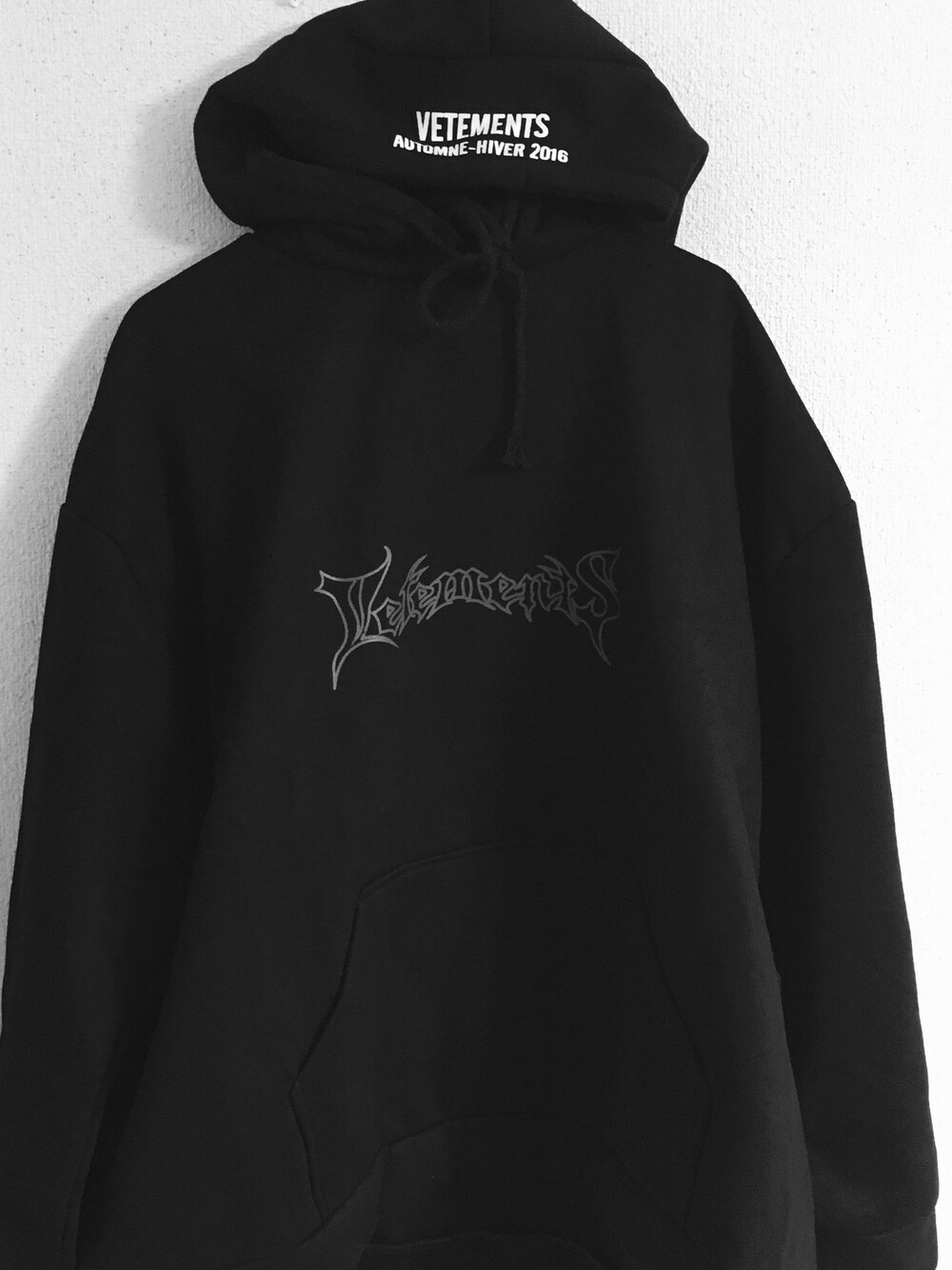 「vetements、パーカー、黒、ヴェトモン、かっこいい、モノクロコーデ、モノトーン、海外、outfit、冬コーデ」｜「VETEMENTSのアイテム（パーカー、ブラック系）」を使った、HANオミさん（レディース・151cm）の秋コーディネートの1枚目の写真