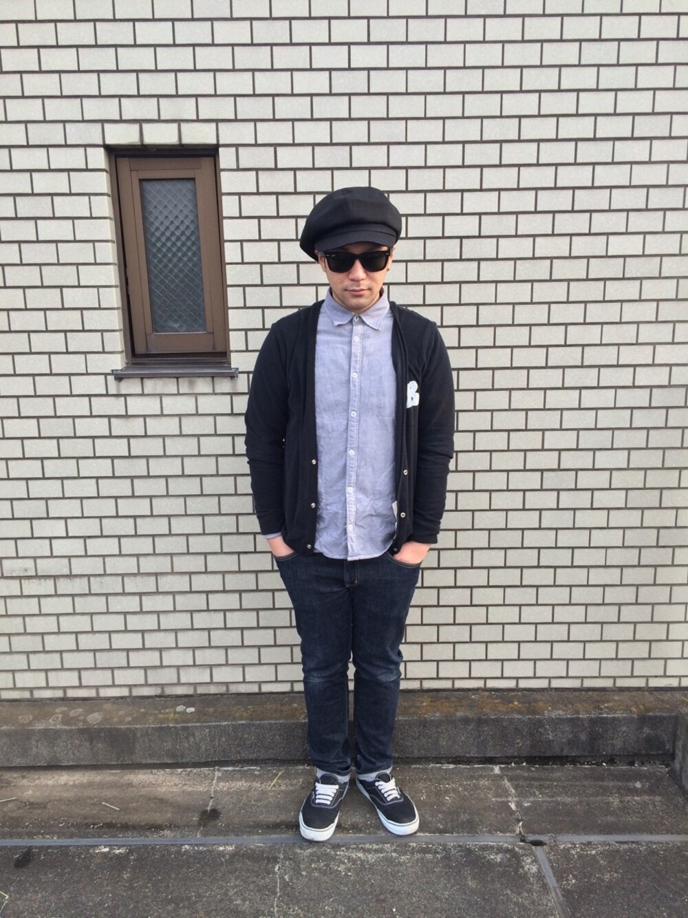 ブラック系のキャスケットを着用したメンズの春コーディネートの1枚目の写真