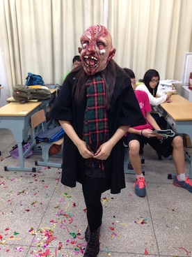 「halloween」｜「アイテム（トレンチコート）」を使った、Rae  Hsiungさん（レディース・156cm）の冬コーディネート