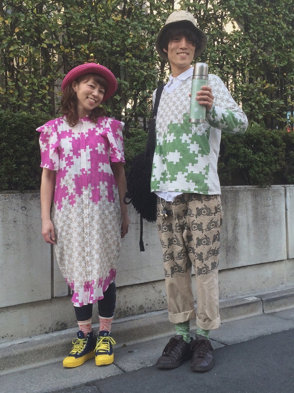 「春、ピクニック、ハット、Vネック、スニーカー、チノパン、柄×柄、リュック、ペアルック、ロールアップ」｜「mintdesignsのアイテム（Tシャツ/カットソー、グリーン系）」を使った、カガラシュンさん（メンズ・172cm）の春コーディネートの1枚目の写真