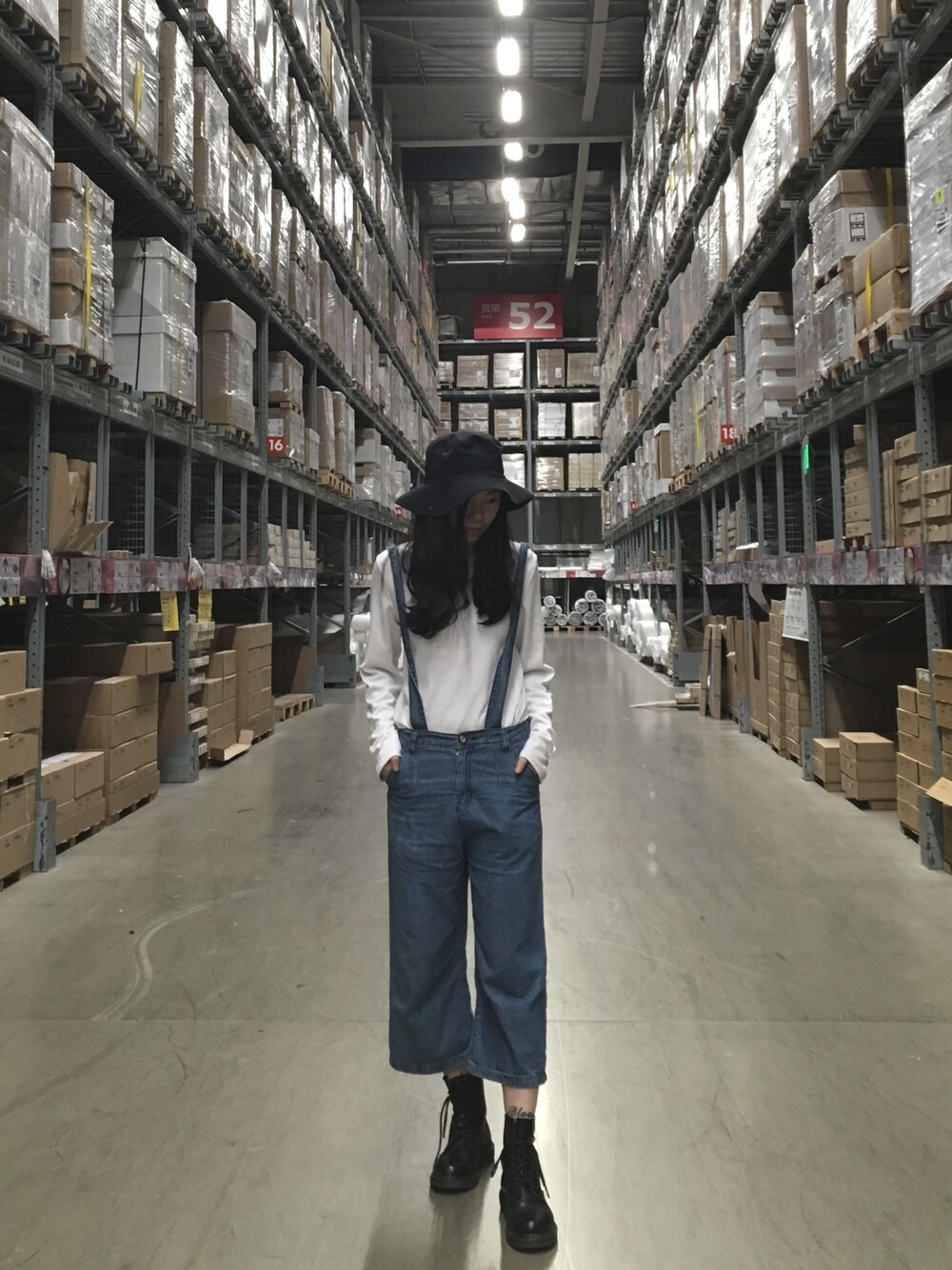 「IKEA」｜「Dr. Martensのアイテム（ブーツ、ブラック系）」を使った、Mさん（レディース・160cm）の春コーディネートの1枚目の写真
