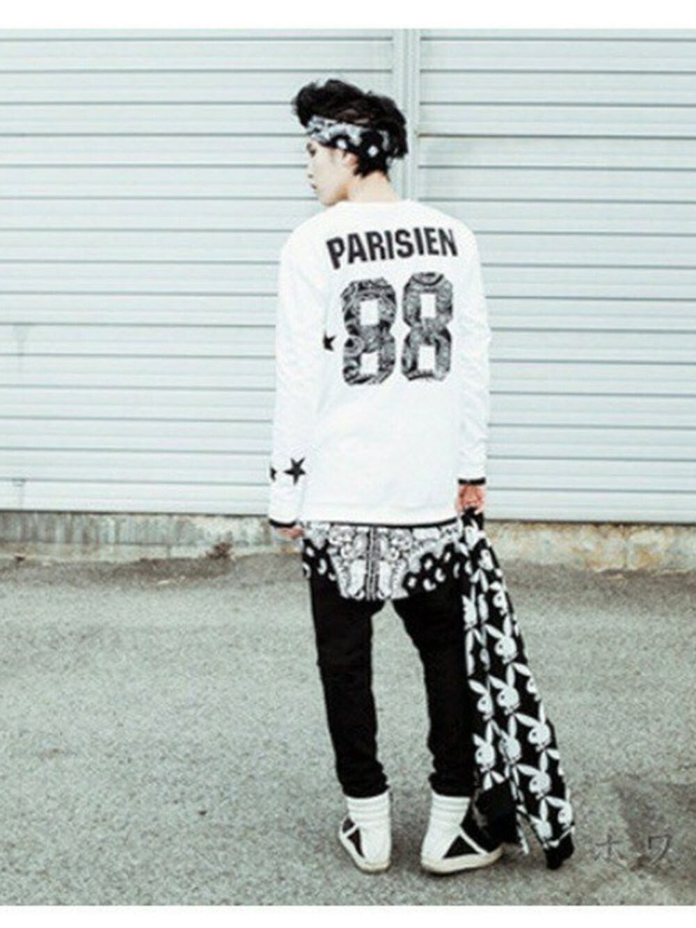 ブラック系のその他パンツ、ホワイト系のスウェットを着用したメンズの冬コーディネートの1枚目の写真