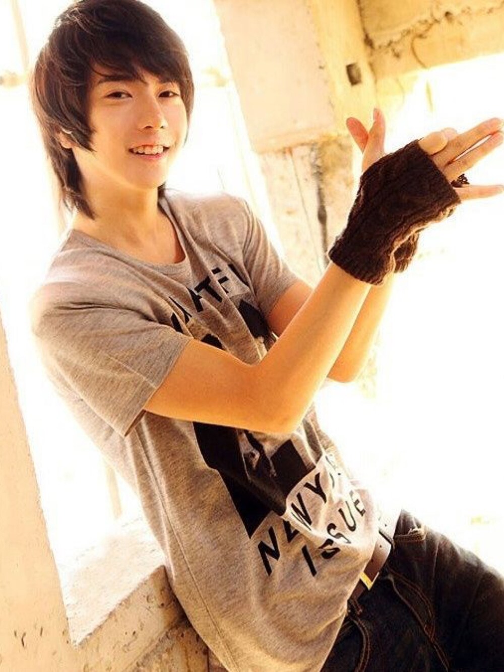 その他のスタジャン、その他のデニムパンツ、その他のスマホケース/カバーを着用したメンズの冬コーディネートの1枚目の写真