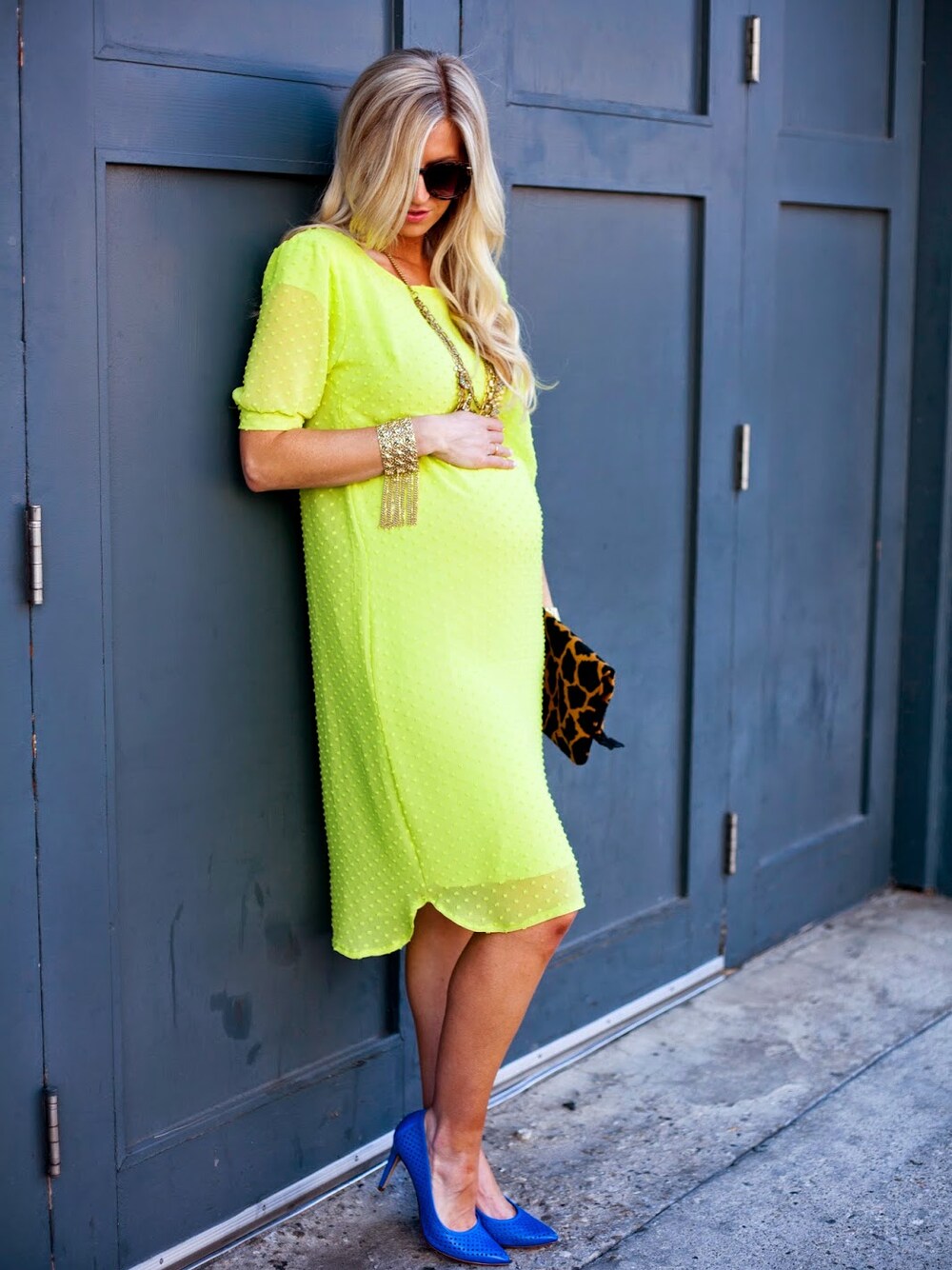 イエロー系のパンプスを着用したレディースの春コーディネートの1枚目の写真