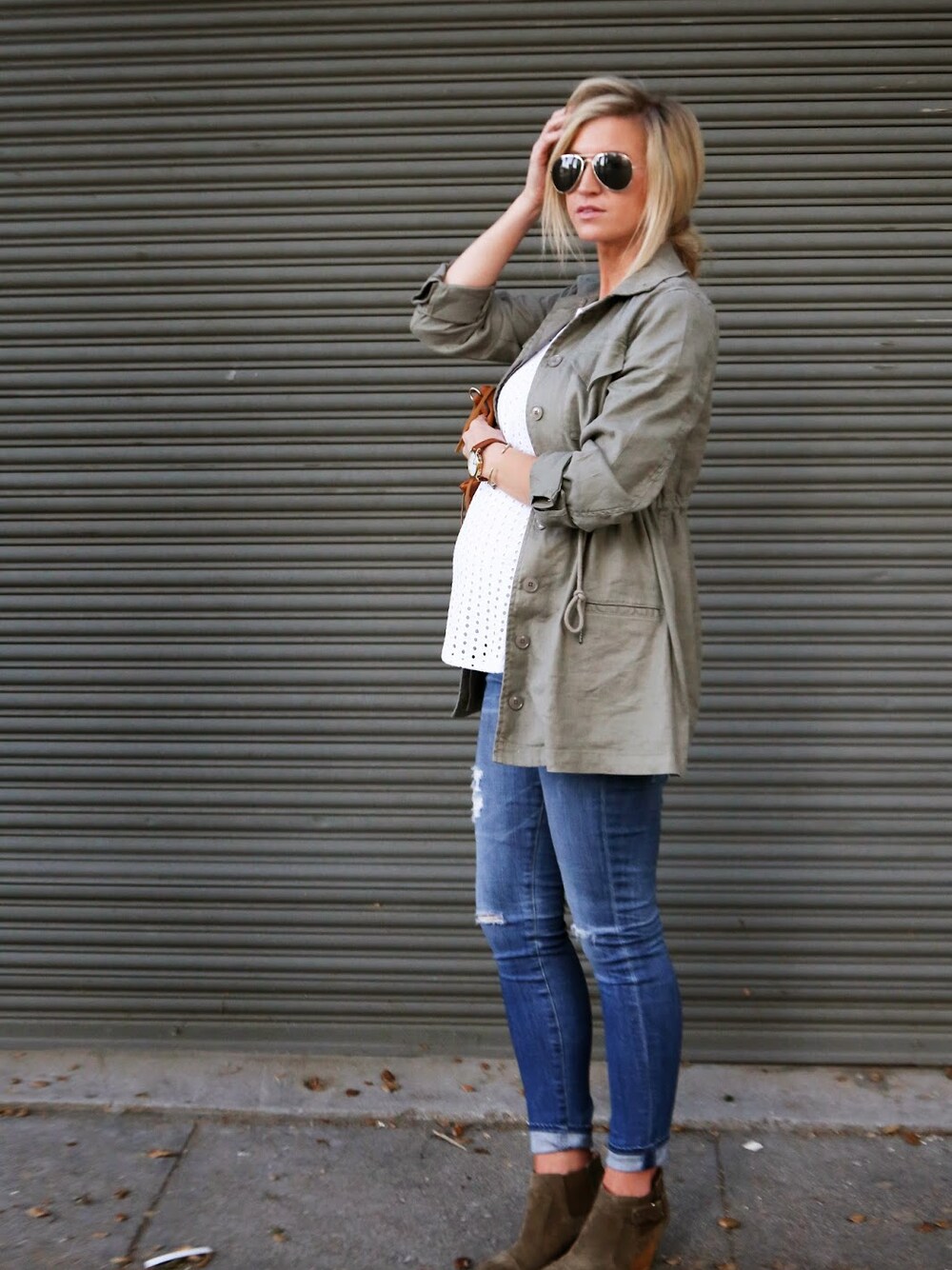 グリーン系のその他アウターを着用したレディースの春コーディネートの1枚目の写真