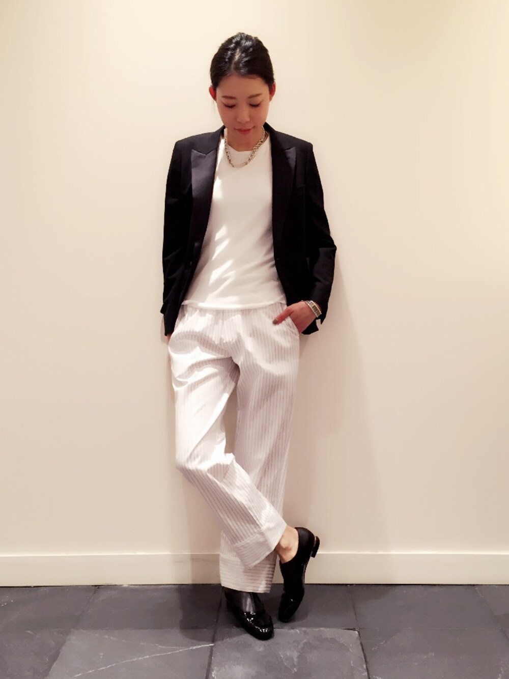 ホワイト系のその他パンツ、ブラック系のテーラードジャケット、ホワイト系のニット/セーターを着用したレディースの春コーディネートの1枚目の写真