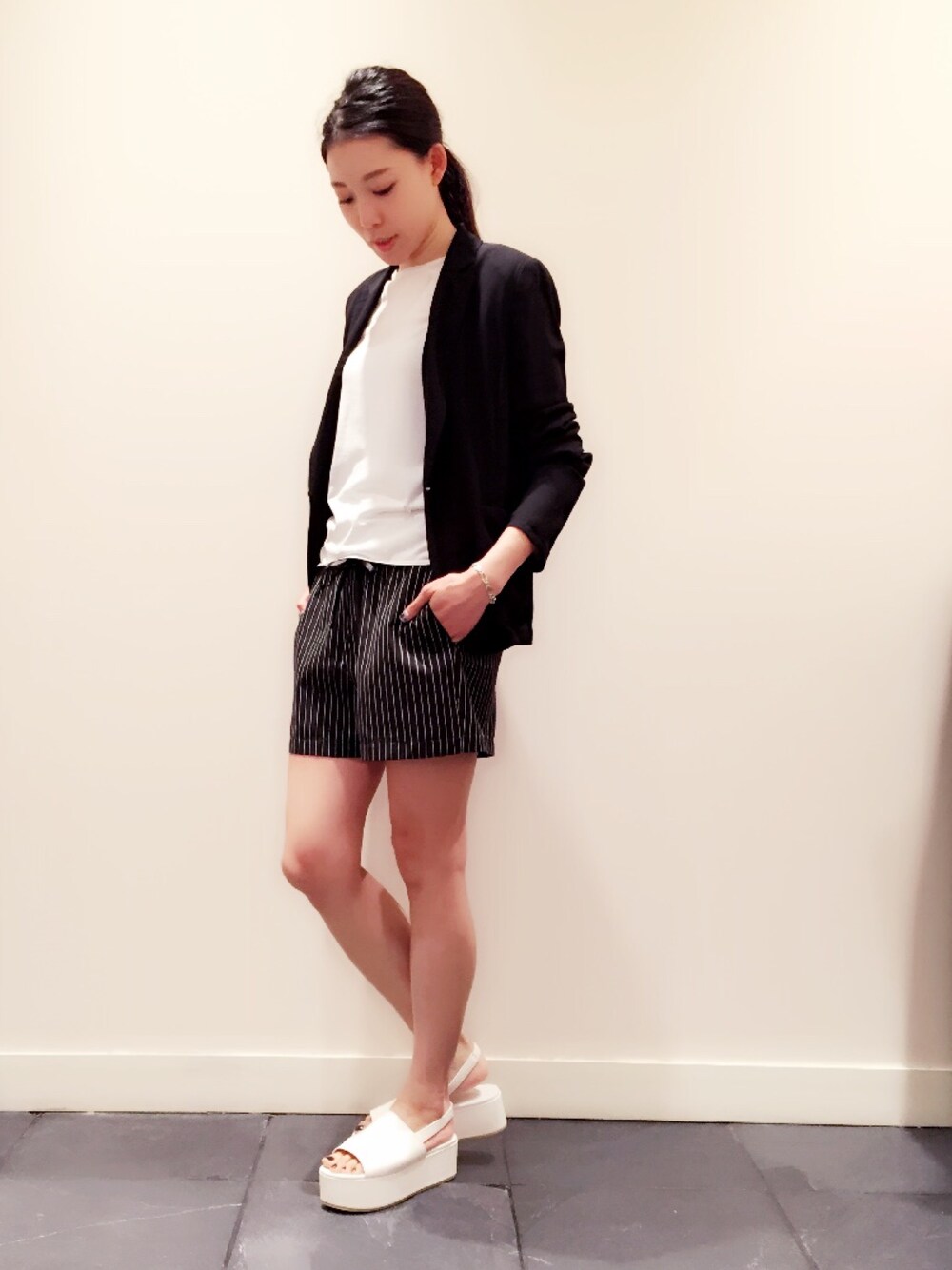 「ジャケット、ショートパンツ、モノトーン、プラットフォーム、サンダル、イージーパンツ、ピンストライプ、Astraet、アストラット」｜「ASTRAETのアイテム（テーラードジャケット、ブラック系）」を使った、mizuguchi ayaeさん（レディース・168cm）の春コーディネートの1枚目の写真
