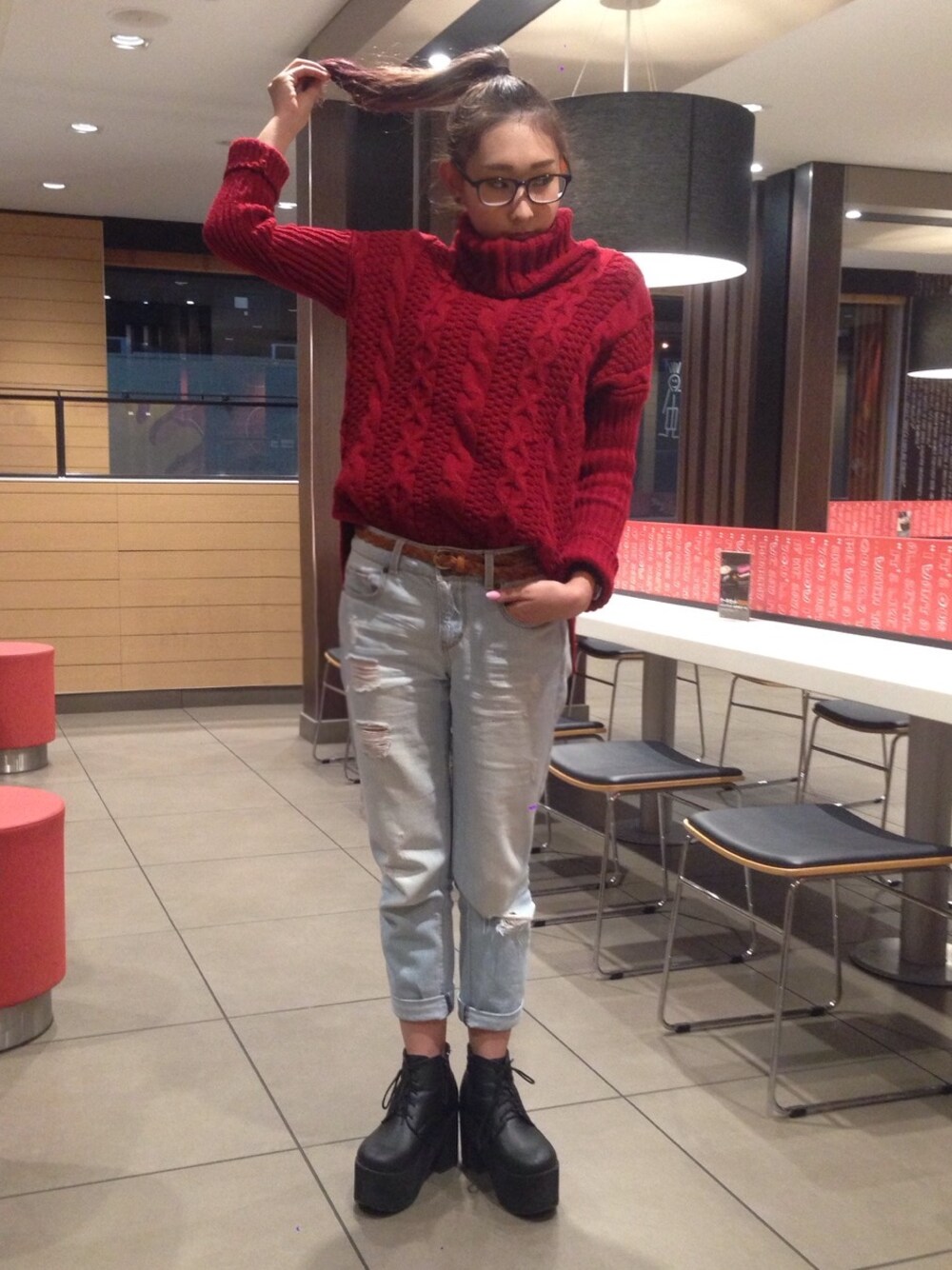 ブラック系のその他シューズ、ブルー系のデニムパンツを着用したレディースの冬コーディネートの1枚目の写真