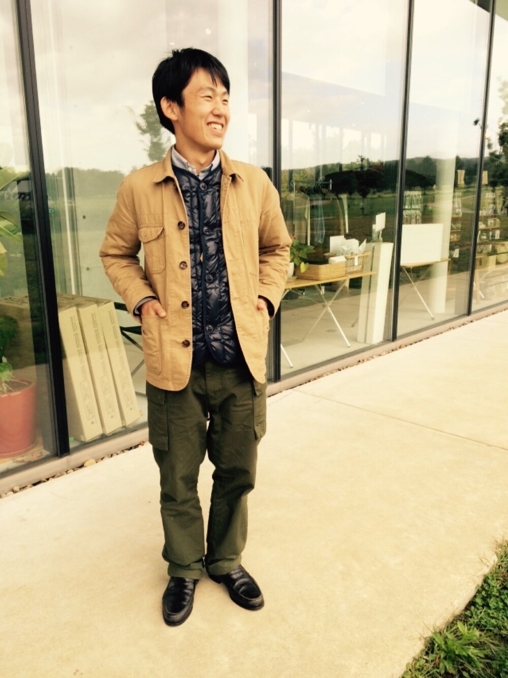 「スノーピーク、snow peak、キャンプ、tricker's、CLASS-5、インナーダウン、カーゴパンツ、カバーオール、ローファー、アウトドアスタイル」｜「Snow Peakのインナーダウンカーディガン（トップス、ブルー系）」を使った、SP_OKUBOさん（メンズ・164cm）の秋コーディネートの1枚目の写真