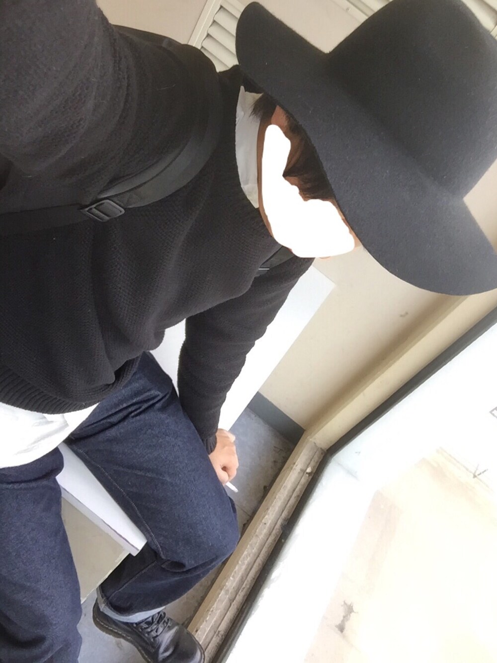 「ニット、ハット、Dr.Martens、ねむい」｜「SOPHNET.のWAFFLE CREW NECK KNIT（ニット/セーター、ブラック系）」を使った、aoiさん（メンズ・180cm）の秋コーディネートの1枚目の写真