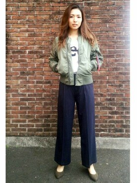 「ストライプパンツ」｜「アイテム（MA-1）」を使った、Right-on 店舗スタッフさん（レディース・164cm）の冬コーディネート