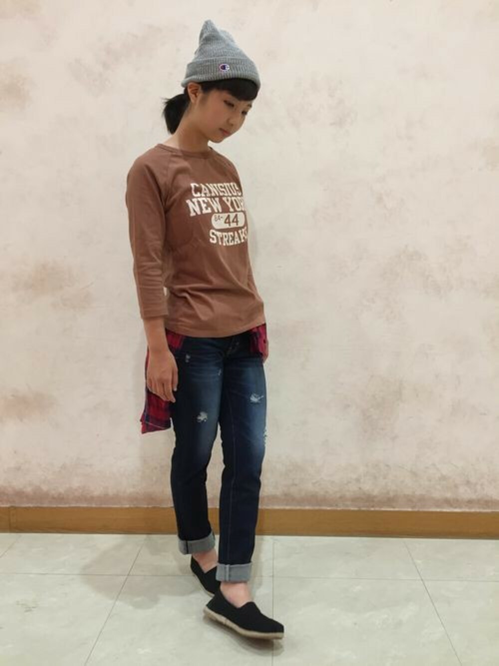 「夏、Tシャツ、Champion、夏コーデ、ライトオン、Right-on、テラコッタ」｜「Championの【CHAMPION】プリント7分プルオーバー（Tシャツ/カットソー、イエロー系）」を使った、Right-on 店舗スタッフさん（レディース・158cm）の夏コーディネートの1枚目の写真