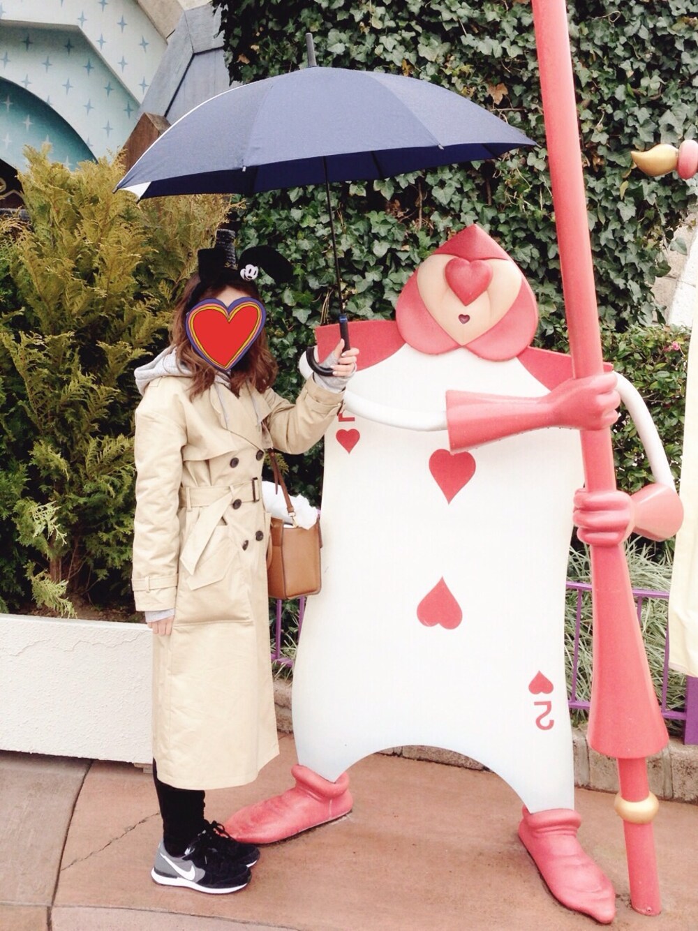 ベージュ系のトレンチコート、グレー系のパーカー、ホワイト系のTシャツ/カットソーを着用したレディースの冬コーディネートの1枚目の写真