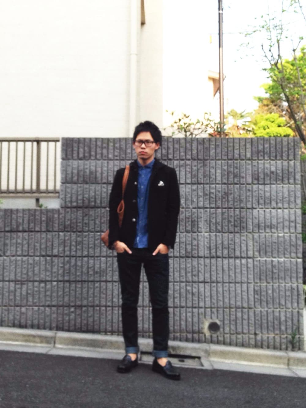 「ジャケット、トートバッグ、シャツ、ローファー、ビジネススタイル、メガネ男子」｜「SHIPSのシャツ（シャツ/ブラウス、ブルー系）」を使った、ひかるさん（メンズ・166cm）の春コーディネートの1枚目の写真