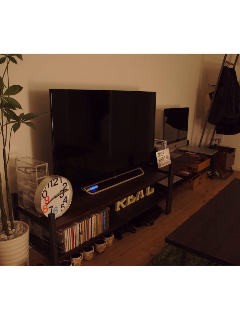 「インテリア、テーブル、TVシェルフ」｜「journal standard Furniture のCHINON COFFEE TABLE BR（家具、ブラウン系）」を使った、ひかるさん（メンズ・166cm）の秋コーディネートの1枚目の写真