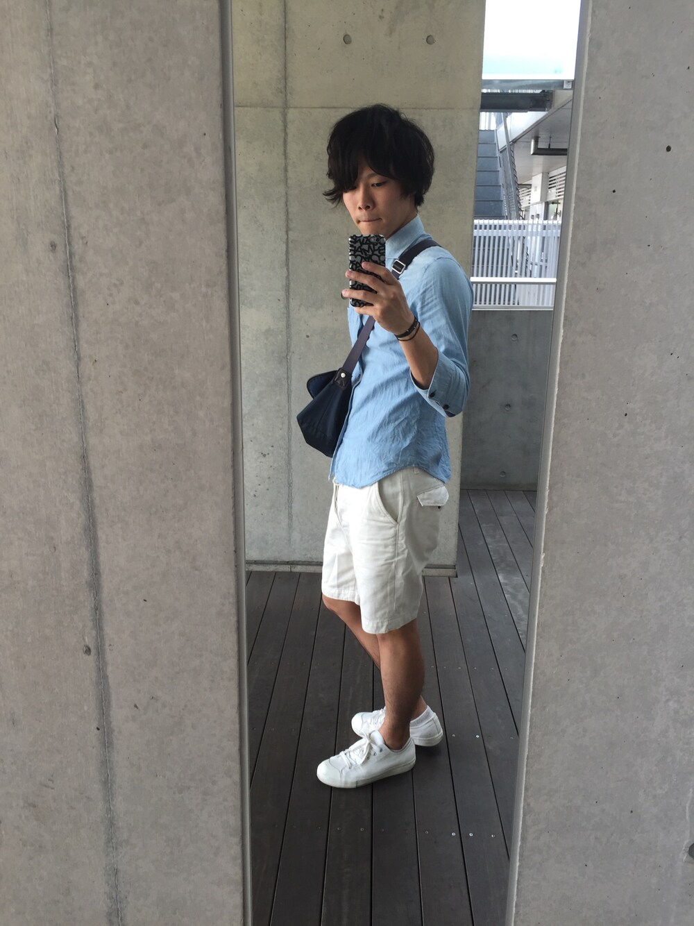 「シンプル、サマースタイル、summer、シャツスタイル、ショーツ、タンパンスタイル、ホワイトパンツ、白スニーカー」｜「無印良品のアイテム（スニーカー、ホワイト系）」を使った、ひかるさん（メンズ・166cm）の夏コーディネートの1枚目の写真