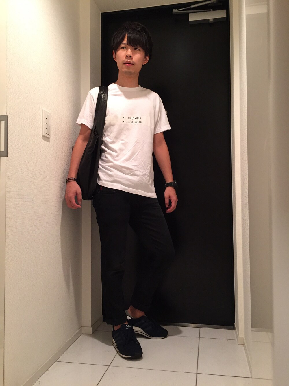 ブルー系のスニーカー、ブラック系のデニムパンツ、ホワイト系のTシャツ/カットソーを着用したメンズの秋コーディネートの1枚目の写真