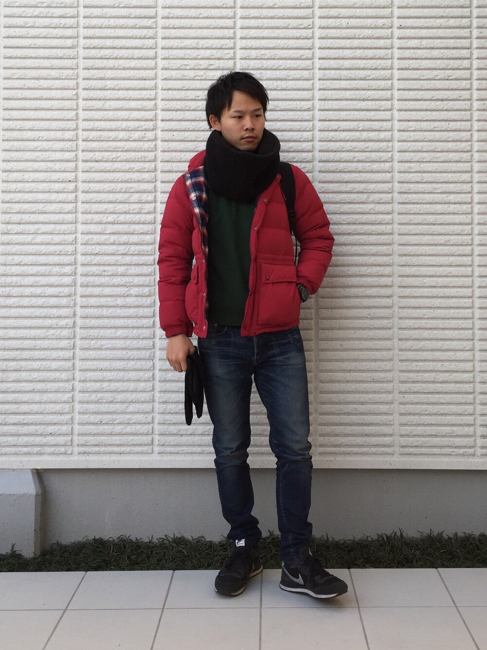 「オトナカジュアル、スニーカー、ダウンジャケット、ストレッチパンツ、シャツスタイル、バックパック、ナイキスニーカー、スヌード」｜「BEAUTY&YOUTH UNITED ARROWSの＜NIKE＞  INTERNATIONLIST/スニーカー（スニーカー、ブラック系）」を使った、ひかるさん（メンズ・166cm）の冬コーディネートの1枚目の写真