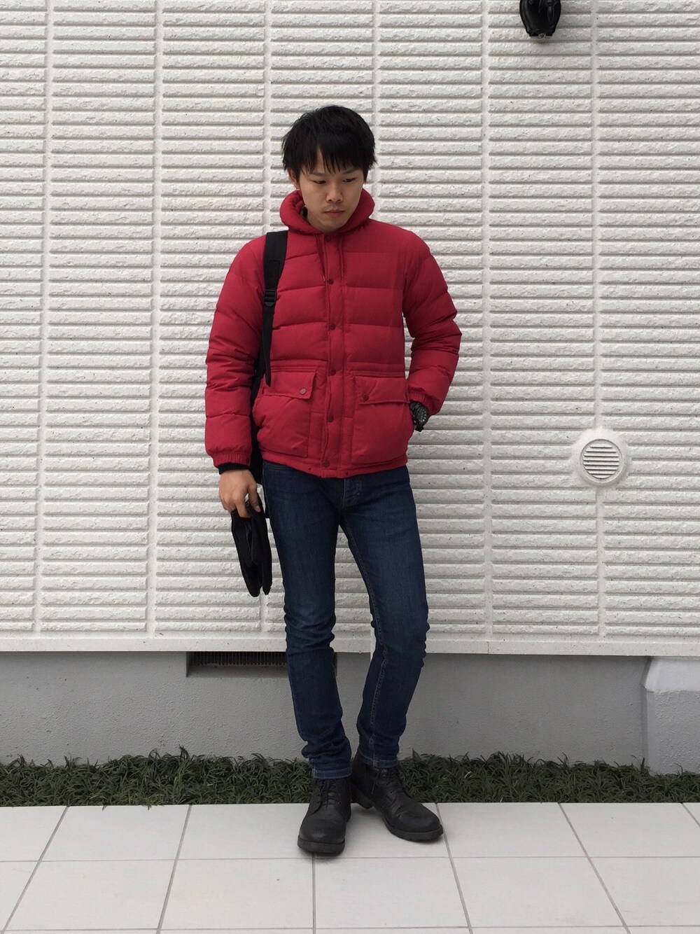 「シンプル、ダウンジャケット、赤、スキニーデニム、バックパック、ブーツ、ユニクロ、スキニーパンツ」｜「TOPMANのアイテム（デニムパンツ、ブルー系）」を使った、ひかるさん（メンズ・166cm）の冬コーディネートの1枚目の写真