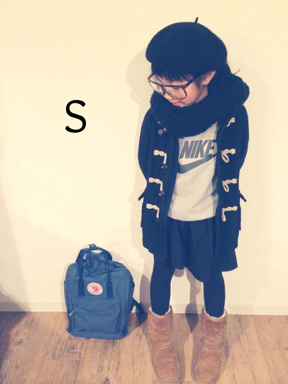 「kids、ダッフルコート、ベレー帽、NIKE、ムートンブーツ、UGG、ロング丈ダッフル、スヌード、ロゴスウェット」｜「DENIM DUNGAREEのアイテム（ダッフルコート、ブルー系）」を使った、H＋Sさん（キッズ・120cm）の冬コーディネートの1枚目の写真