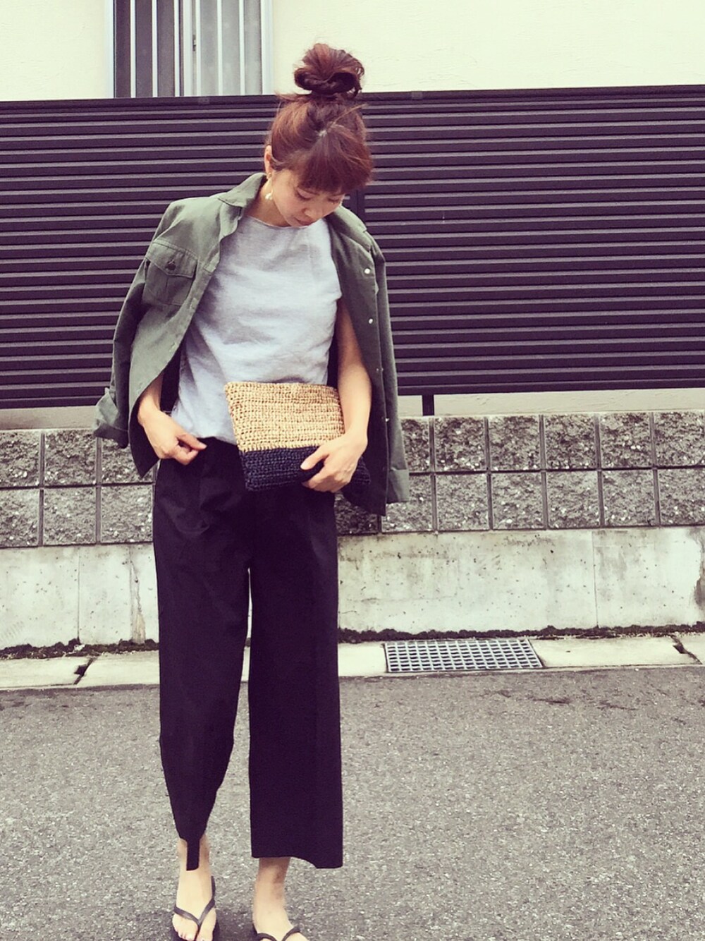 ブラック系のサンダルを着用したレディースの夏コーディネートの1枚目の写真