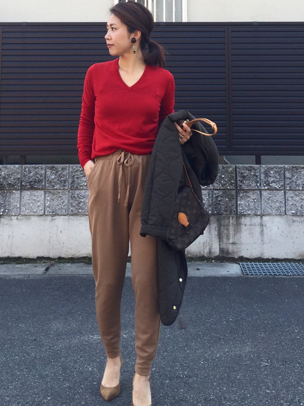 「休日スタイル、大人カジュアル、赤、UNIQLO、プチプラ、ジョガーパンツ」｜「UNIQLOのWOMEN エクストラファインメリノVネックセーター（長袖）（ニット/セーター、レッド系）」を使った、tomoさん（レディース・153cm）の秋コーディネートの1枚目の写真