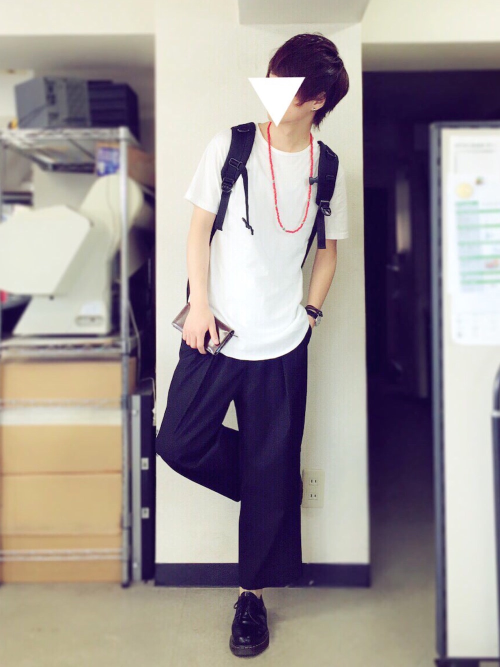 ブラック系のその他パンツ、ホワイト系のTシャツ/カットソー、ブラック系のその他シューズを着用したメンズの夏コーディネートの1枚目の写真