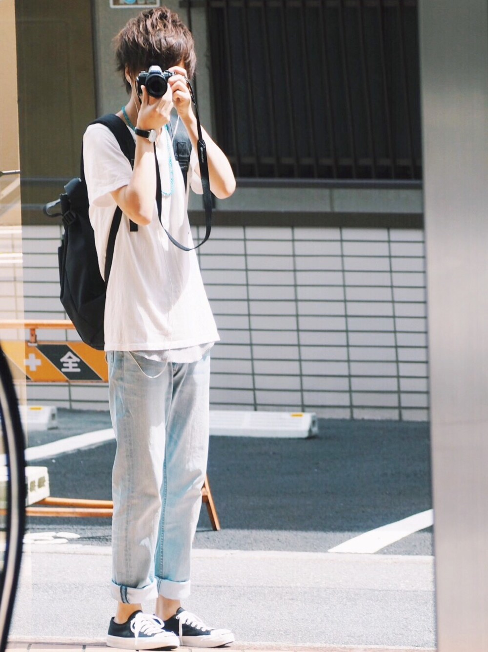 ブラック系のスニーカー、ホワイト系のTシャツ/カットソー、グレー系のタンクトップを着用したメンズの夏コーディネートの1枚目の写真