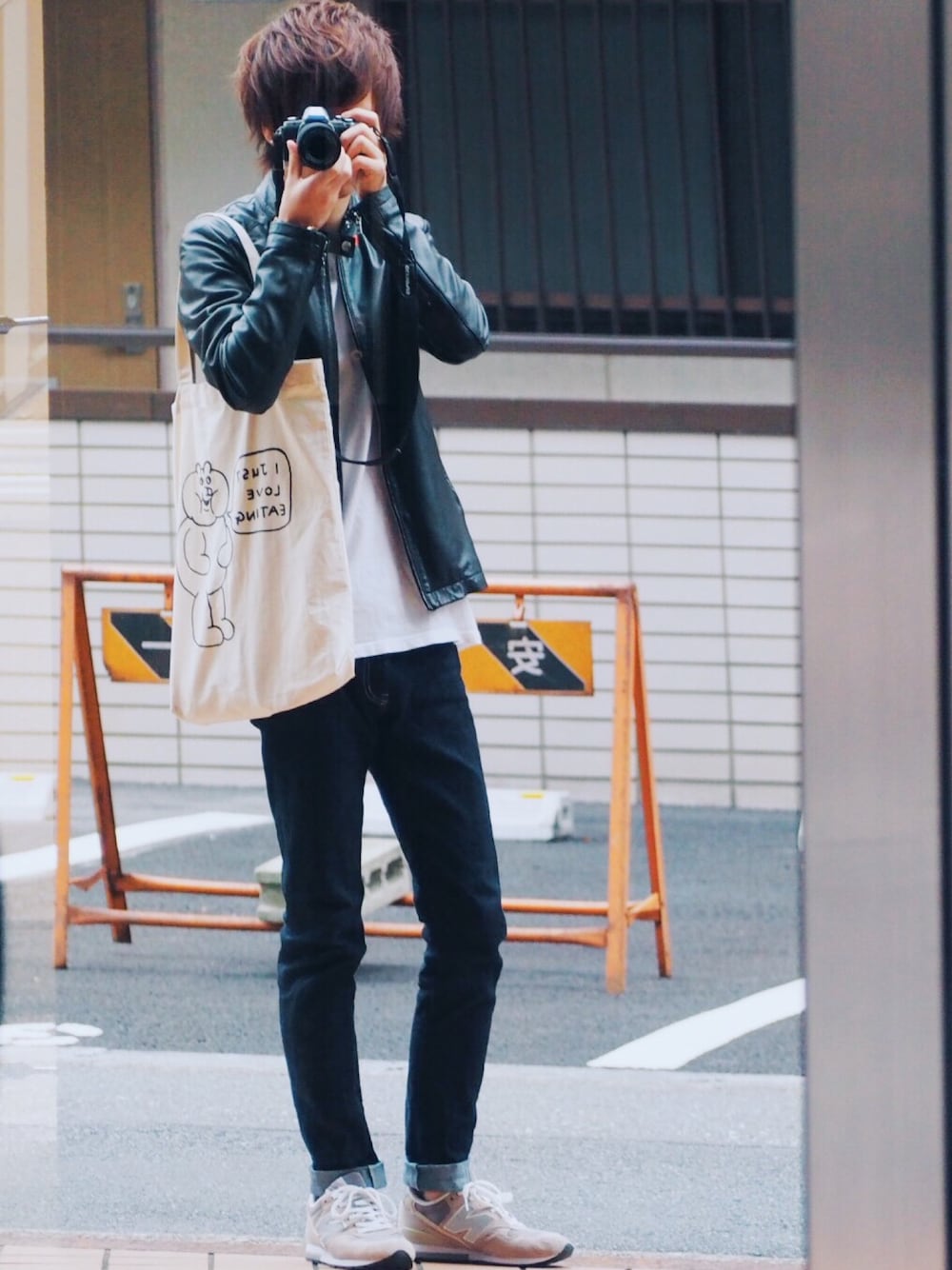 ホワイト系のTシャツ/カットソー、ホワイト系のエコバッグ/サブバッグ、グレー系のスニーカーを着用したメンズの秋コーディネートの1枚目の写真