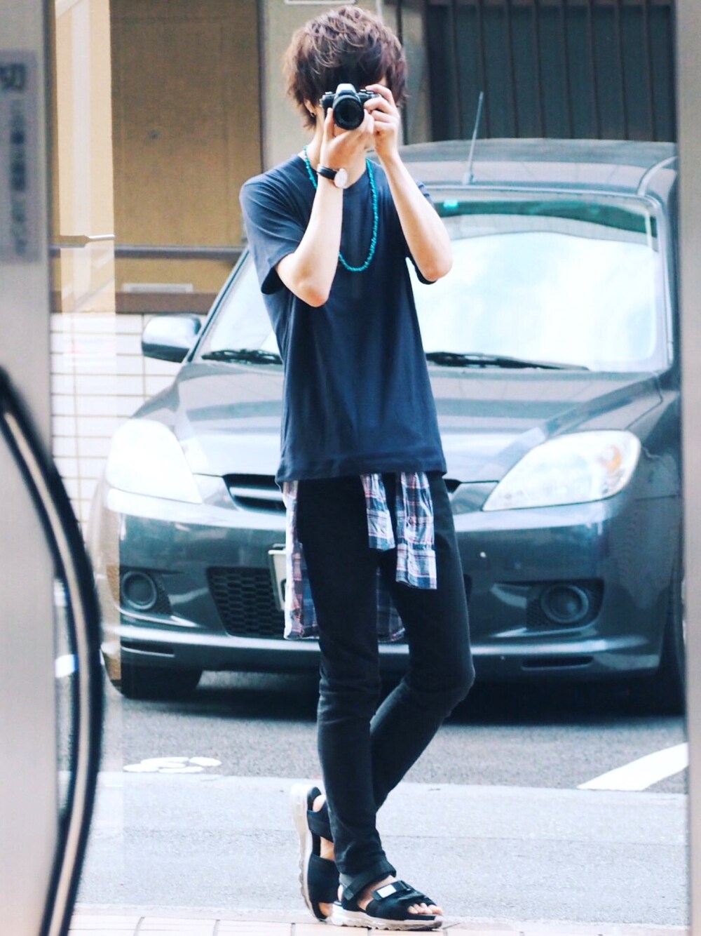 ブルー系のTシャツ/カットソー、ブルー系のシャツ/ブラウス、ブラック系のその他パンツを着用したメンズの夏コーディネートの1枚目の写真