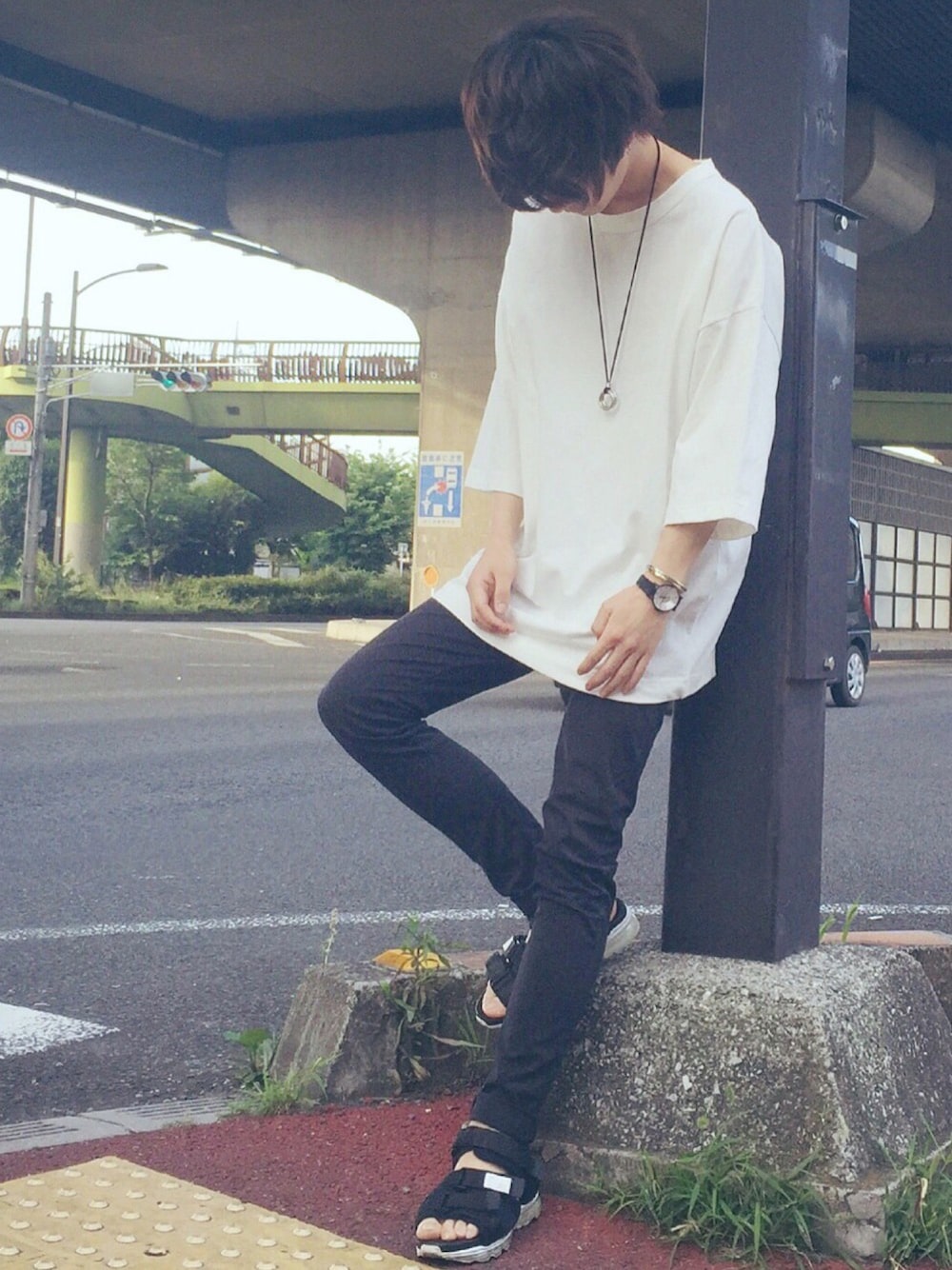ホワイト系のTシャツ/カットソー、ブラック系のその他パンツ、ブルー系のサンダルを着用したメンズの夏コーディネートの1枚目の写真