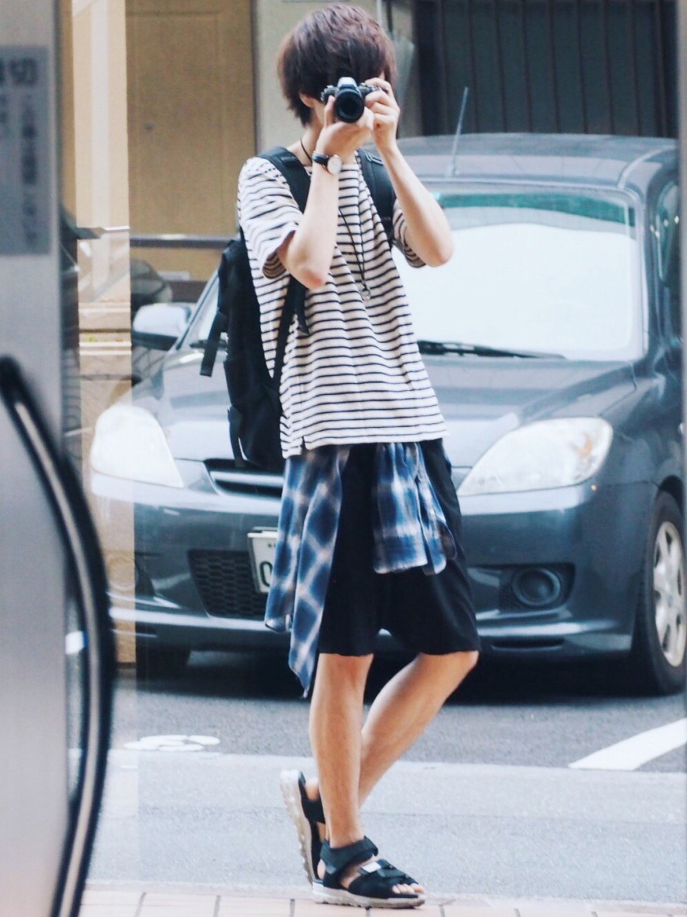ホワイト系のTシャツ/カットソー、ブラック系のその他パンツ、ブラック系のバックパック/リュックを着用したメンズの夏コーディネートの1枚目の写真