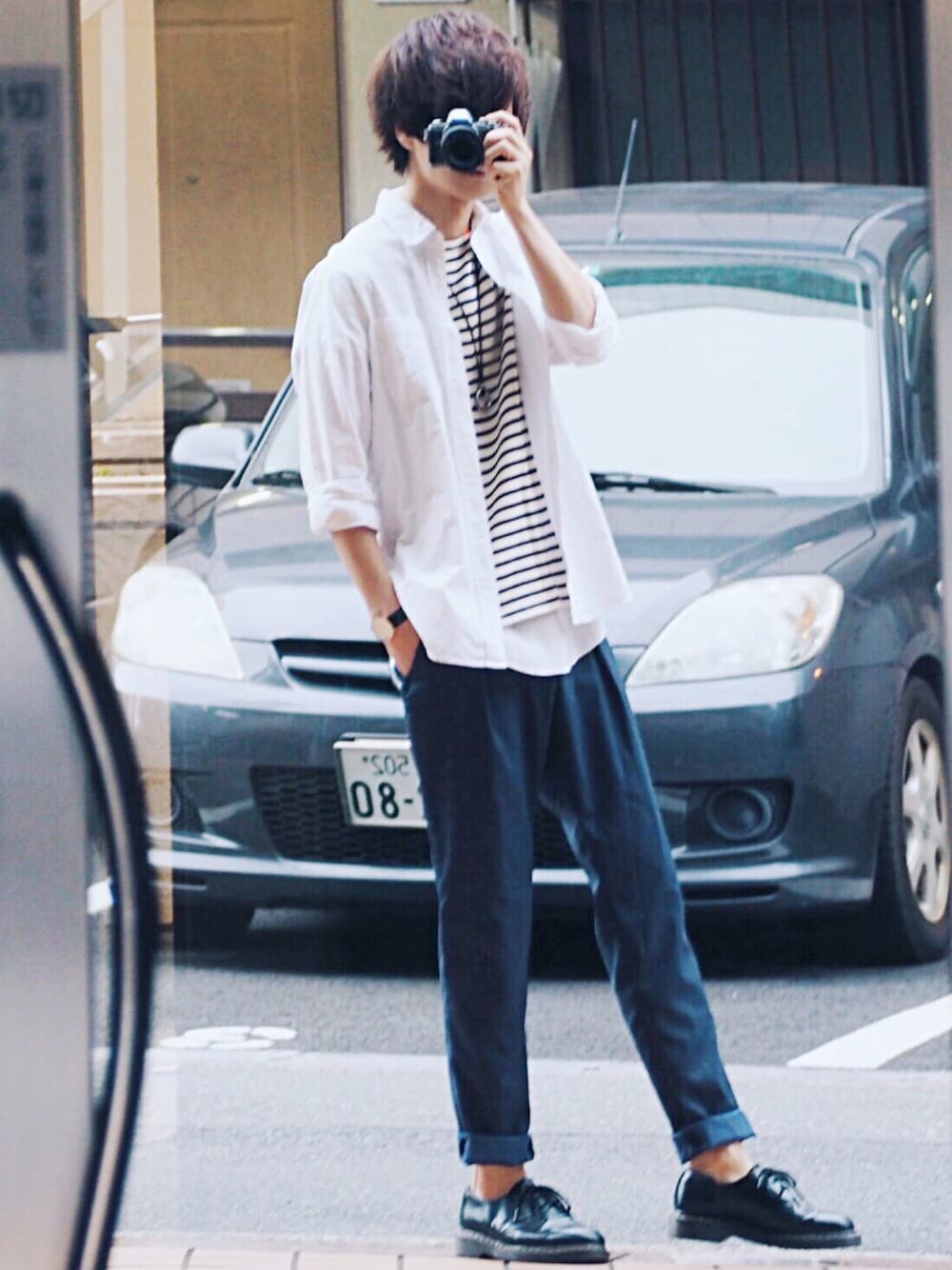ホワイト系のシャツ/ブラウス、ホワイト系のTシャツ/カットソー、ブラック系のその他シューズを着用したメンズの夏コーディネートの1枚目の写真