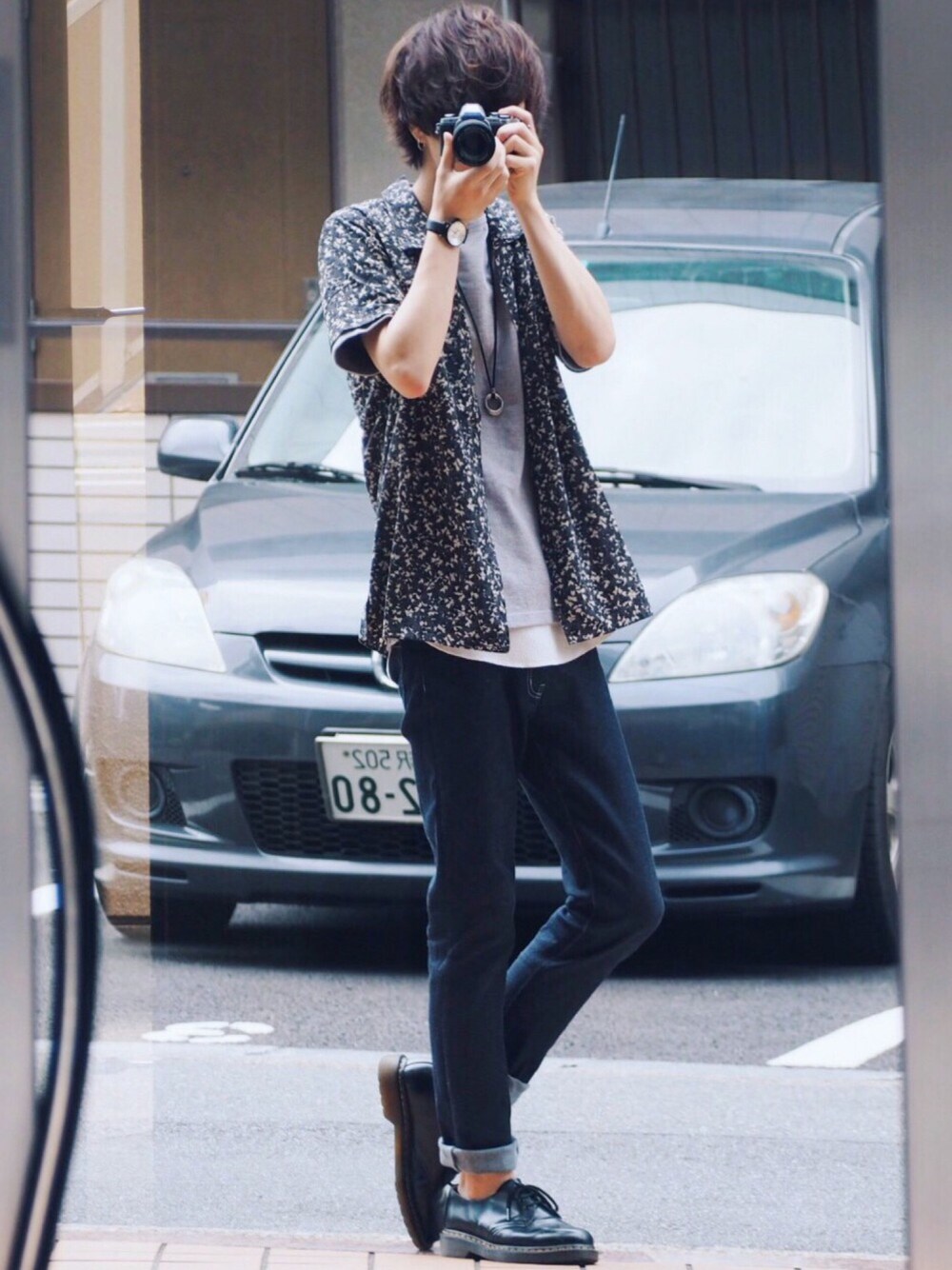 その他のシャツ/ブラウス、グレー系のTシャツ/カットソー、ブラック系のその他シューズを着用したメンズの夏コーディネートの1枚目の写真