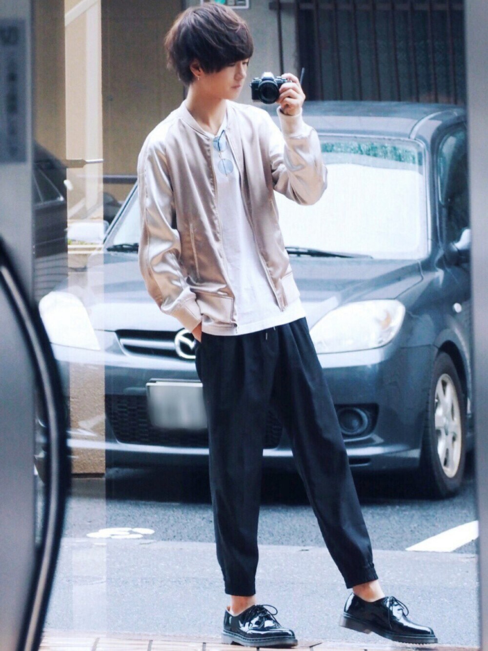 ホワイト系のTシャツ/カットソー、ブラック系のその他パンツ、ブラック系のドレスシューズを着用したメンズの夏コーディネートの1枚目の写真