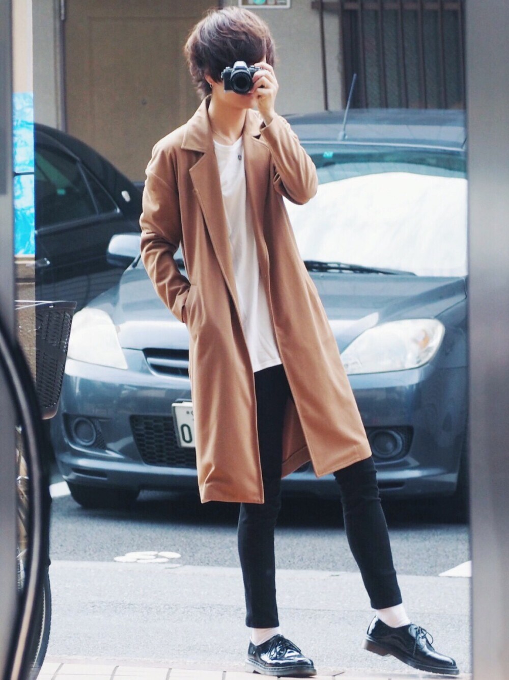 ホワイト系のTシャツ/カットソー、ブラック系のデニムパンツ、ブラック系のドレスシューズを着用したメンズの秋コーディネートの1枚目の写真