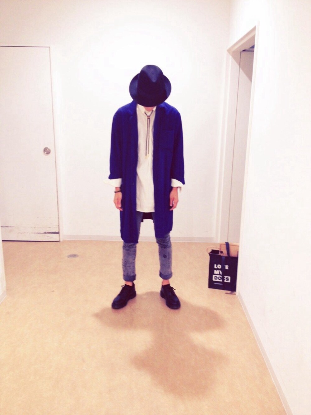 「コート、マーチン、SHAREEF」｜「SHAREEFのDROWING DENIM SKINNY PANTS（デニムパンツ、グレー系）」を使った、youさん（メンズ・178cm）の春コーディネートの1枚目の写真