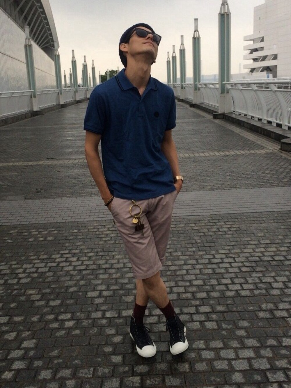 「コンバース、MHL.、ポロシャツ、Time is on」｜「CONVERSEのMHL.×LEATHER ALL STAR（スニーカー、ブルー系）」を使った、youさん（メンズ・178cm）の夏コーディネートの1枚目の写真