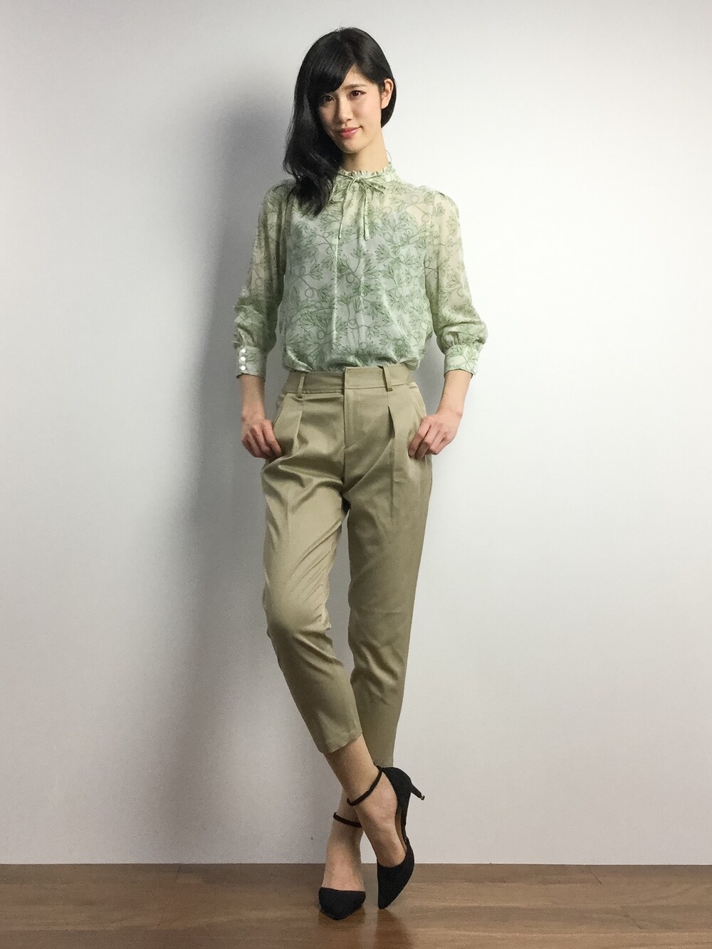 「テーパードパンツ、ブラウス、フリル、大人カジュアル、ボウタイ、ストラップシューズ」｜「OLIKAの【OLIKA】green garden　フリルボウタイブラウス（シャツ/ブラウス、グリーン系）」を使った、ちゃら(永安いずみ)さん（レディース・173cm）の冬コーディネートの1枚目の写真