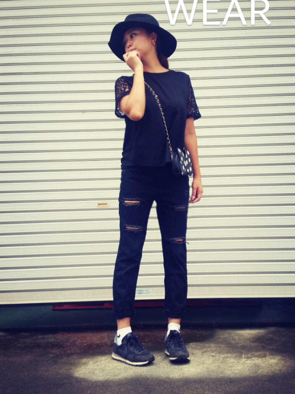 ブラック系のTシャツ/カットソー、ブラック系のその他パンツ、ブラック系のショルダーバッグを着用したレディースの夏コーディネートの1枚目の写真