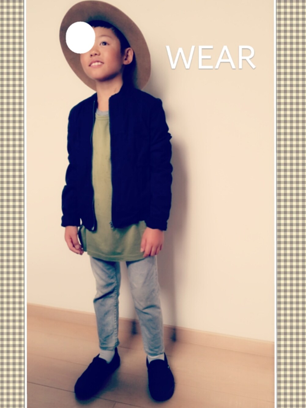 ブラック系のミリタリージャケット、グリーン系のTシャツ/カットソー、グレー系のデニムパンツを着用したキッズの秋コーディネートの1枚目の写真