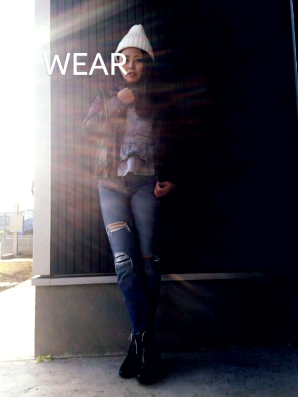 ブラック系のライダースジャケット、ブルー系のキャミソール、ブラック系のブーツを着用したレディースの秋コーディネートの1枚目の写真