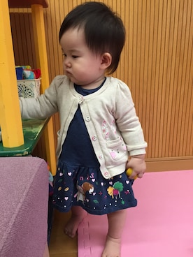 「H&M（エイチ・アンド・エム）のアイテム（カーディガン/ボレロ、ベージュ系）」を使った、うーさん（キッズ・70cm）の秋コーディネート