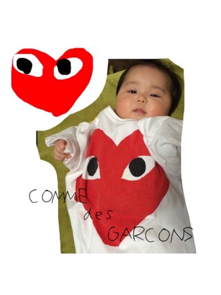 そ で is wearing Comme des Garcons "Comme des Garçons 'Play' Heart Face Graphic T-Shirt"