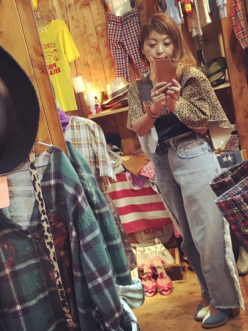 「古着MIX、リメイク、デニム、77circa、レオパード、Flow、パンプス、古着」｜「FLOWのアイテム（Tシャツ/カットソー、ブラック系）」を使った、Kaori Kikuchiさん（レディース・152cm）の秋コーディネートの1枚目の写真